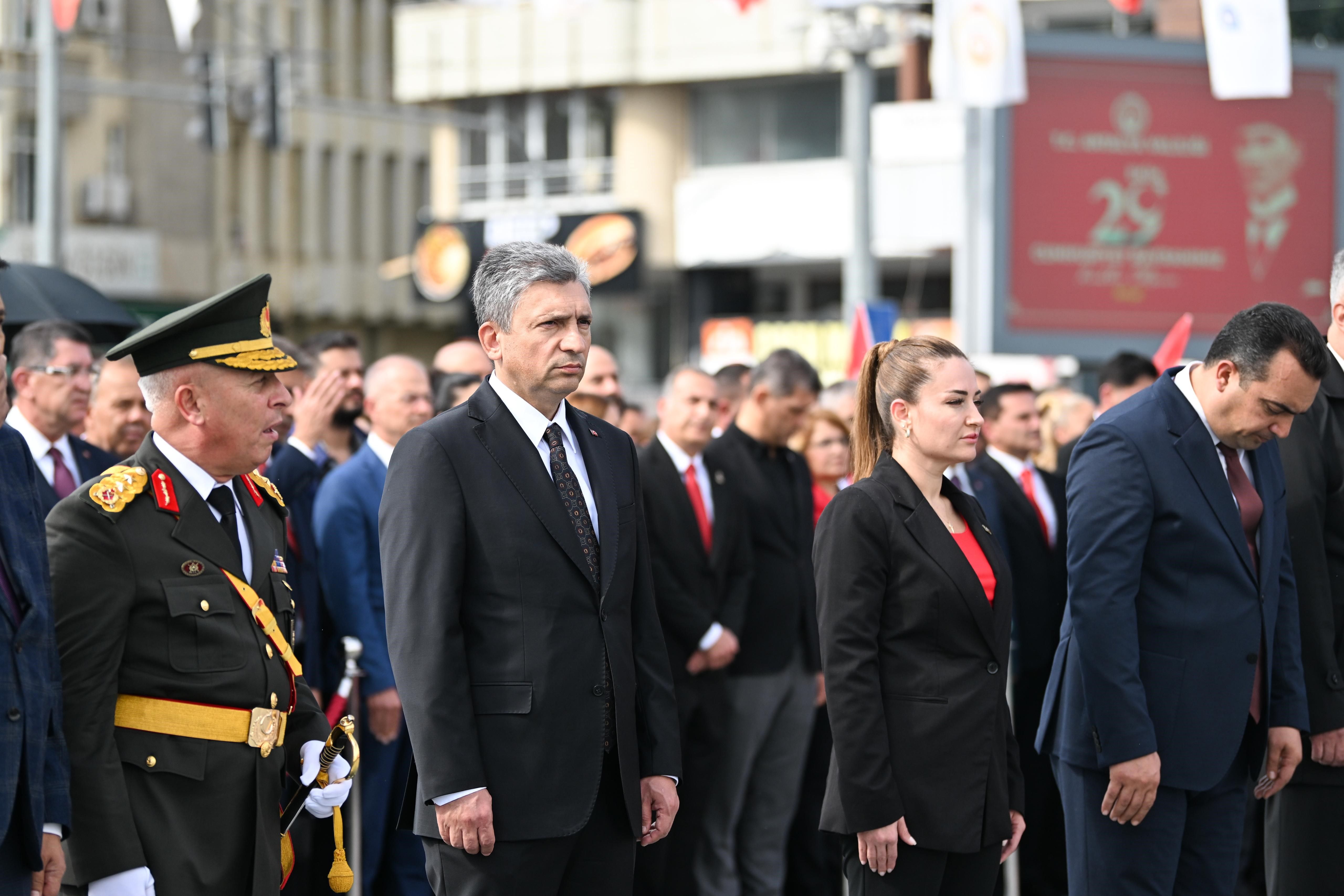Cumhuriyet Bayrami Celenk Toreni Antalya3