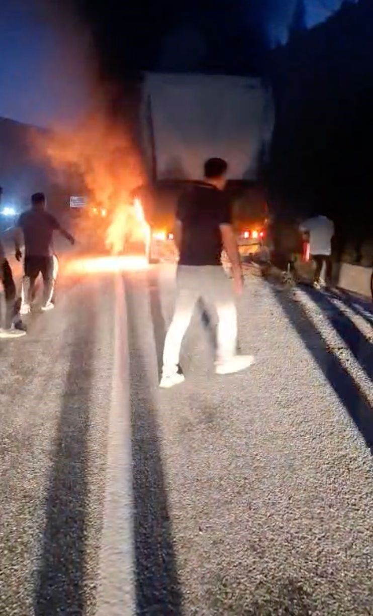 Manavgat Odun Yuklu Kamyon Yandi