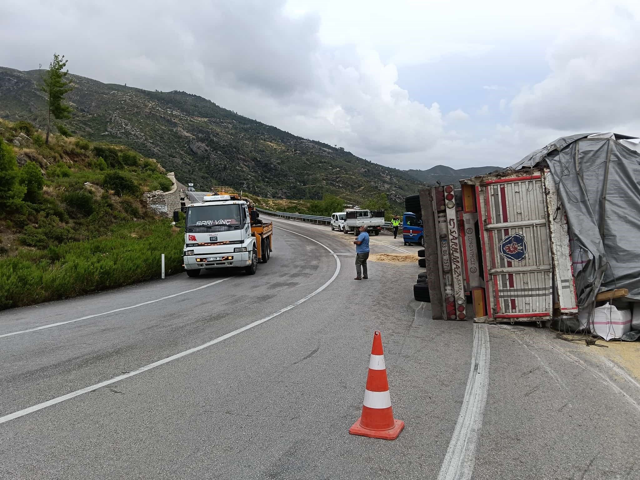 Manavgat Saman Yuklu Tir Kaza2