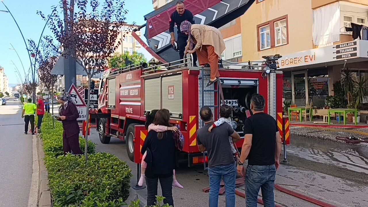 Manavgat Yangin 4 Kisi Kurtarildi3