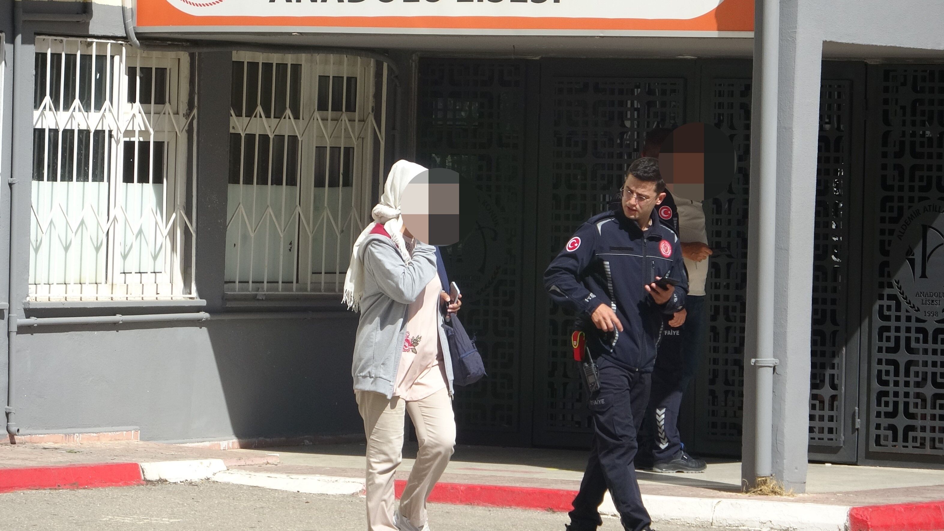 Muratpasa Okulda Kilitli Kalan Vatandas Kurtarildi2