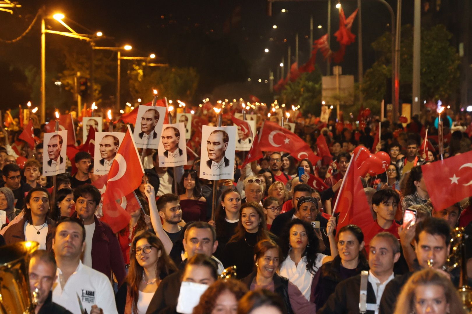 On Binlerce Antalyalı Cumhuriyet Için Yürüdü.jpg