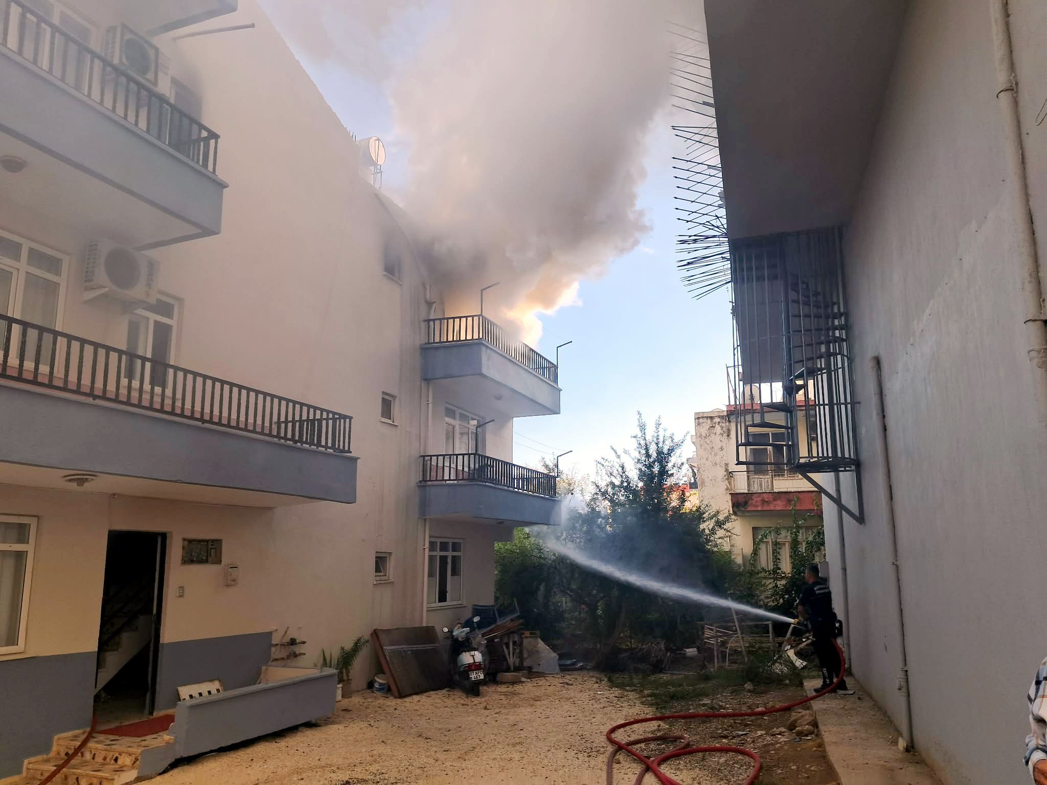 Serik Kokez Mahallesi Ev Yangini
