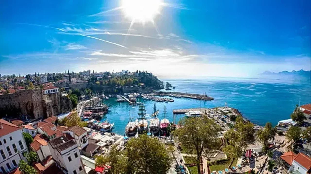 Antalya’da 13 Aralık’ta Güneş ve Rüzgârın Dansı: Tatil Cenneti Masalsı Bir Gün Yaşayacak!
