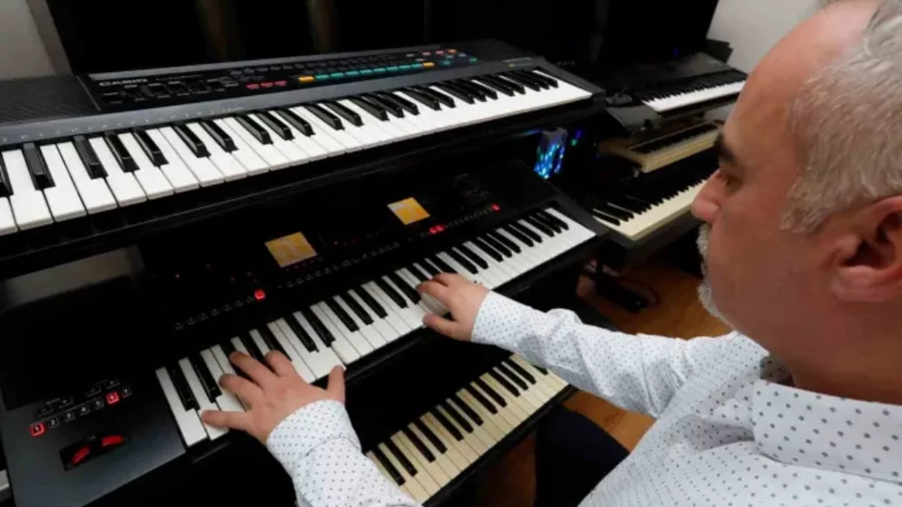 40 yıllık müzik aşkını, nostaljik müzik klavyeleri ile taçlandırdı
