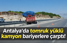 Antalya'da tomruk yüklü kamyon bariyerlere çarptı!