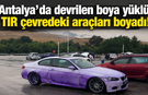 Antalya'da devrilen boya yüklü TIR çevredeki araçları boyadı!