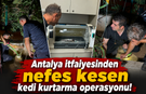 Antalya itfaiyesinden nefes kesen kedi kurtarma operasyonu!