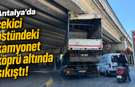 Antalya’da çekici üstündeki kamyonet köprü altında sıkıştı!