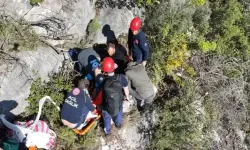 Yer Antalya: Alçak uçuş yaparken paraşütü makilere takıldı, düştüğü yerde mahsur kaldı