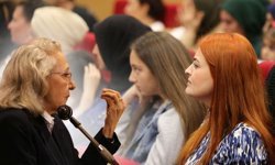 Antalya'da yazar İnci Aral okurlarıyla buluştu