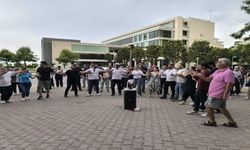 Konyaaltı Belediyesi'nin önünde Basın açıklaması, çadır ve halaylı protesto