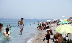 Antalya'da bayram yoğunluğu! Konyaaltı Sahili böyle görüntülendi
