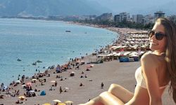 Antalya’da sahiller tatilcilerle doldu taştı