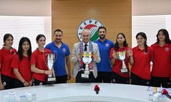 Başkan Kocagöz, hentbol yıldızlarını ağırladı