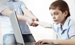 Ekranlara Teslim Olmayın! Teknoloji Bağımlılığıyla Mücadelede Aileler İçin 10 Etkili Taktik