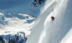 Kayak Tırmanışı (SkiMo) Nedir, Kime Uygun? Macera ve Dayanıklılığın Zirvesine Yolculuk