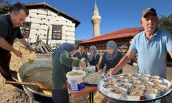 Antalya'da tarihi Sarıhacılar’da aşure ikramı