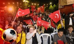 Antalya'da Milli maç heyecanı Dokumaparkı'ı sardı