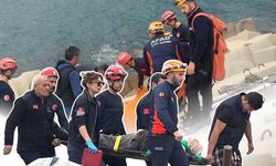 Antalya'da korku dolu anlar! Dalgakıran arasında mahsur kaldı