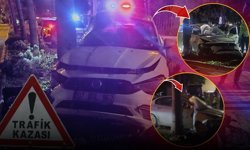 Antalya'da feci kaza: Otomobil elektrik direğine çarptı, 2 yaralı