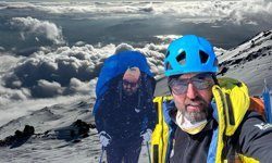 Ağrı Dağı'nın zirvesine tek başına ulaştı