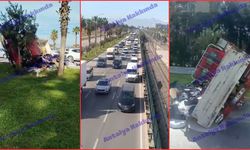 Antalya’da boya yüklü kamyonet devrildi! Trafik kilitlendi