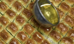 Geleneksel Türk Mutfağının Vazgeçilmez Lezzeti Baklavada Şerbet Dökme Teknikleri ve Püf Noktaları