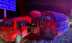 Burdur'da feci kaza: Levhaya çarpan sürücü yaralandı