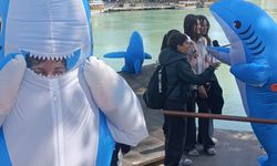 Antalya'da renkli görüntü: Köpek balığı kostümlü genç ilgi odağı oldu