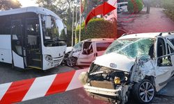 Antalya'da servis otobüsü ile ticari araç çarpıştı: 1 kişi yaralandı
