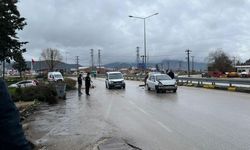 Isparta'da virajı alamayan otomobil bariyerlere çarptı!