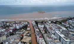 Sağanak nedeniyle Kızkalesi kahverengiye büründü!