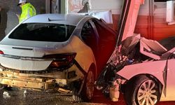 Antalya'da otomobil iş yerine daldı: 3 ağır yaralı