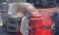 Antalya'da lüks otomobil seyir halinde yandı!