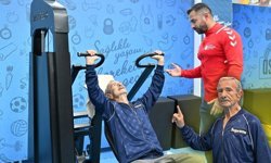 Antalya'da 'süper dede' gençlere taş çıkartıyor!