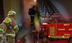 Antalya'da site içerisinde depo yandı!