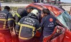 Burdur'da otomobil şarampole savruldu: 2 kişi yaralandı!