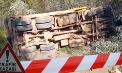 Antalya'da kamyon şarampole yuvarlandı: Sürücü olay yerinde can verdi