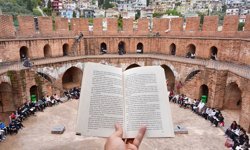 Alanya'da Kızılkule’nin 800'üncü yılında 800 kitap okudular!