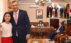 Antalya Valisi Şahin, koltuğunu minik Nazenin'e devretti