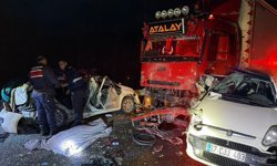 Antalya kara yolunda feci kaza anneyi çocuklarından ayırdı