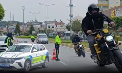 Antalya'da denetimden kaçtı: Motosikletini polisin üzerine sürdü