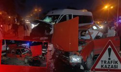 Antalya'da feci kaza: Tur minibüsü ile otomobil çarpıştı, 4 yaralı!