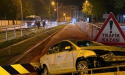 Antalya'da korkutan kaza: Alkollü sürücü tramvay durağına daldı