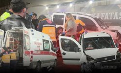 Antalya'da alt geçitte feci kaza: 3 kişi yaralandı