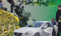 Kavşakta motosiklet çarpışması! Antalya'da 2 genç yaralandı