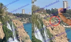 Antalya’da tehlikeli poz! Fotoğraf uğruna canını hiçe saydı