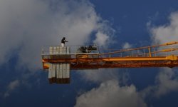 Isparta'da maaşını alamayınca vincin tepesine çıktı!