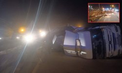 Isparta'da TIR devrildi: Saman balyaları yola saçıldı!